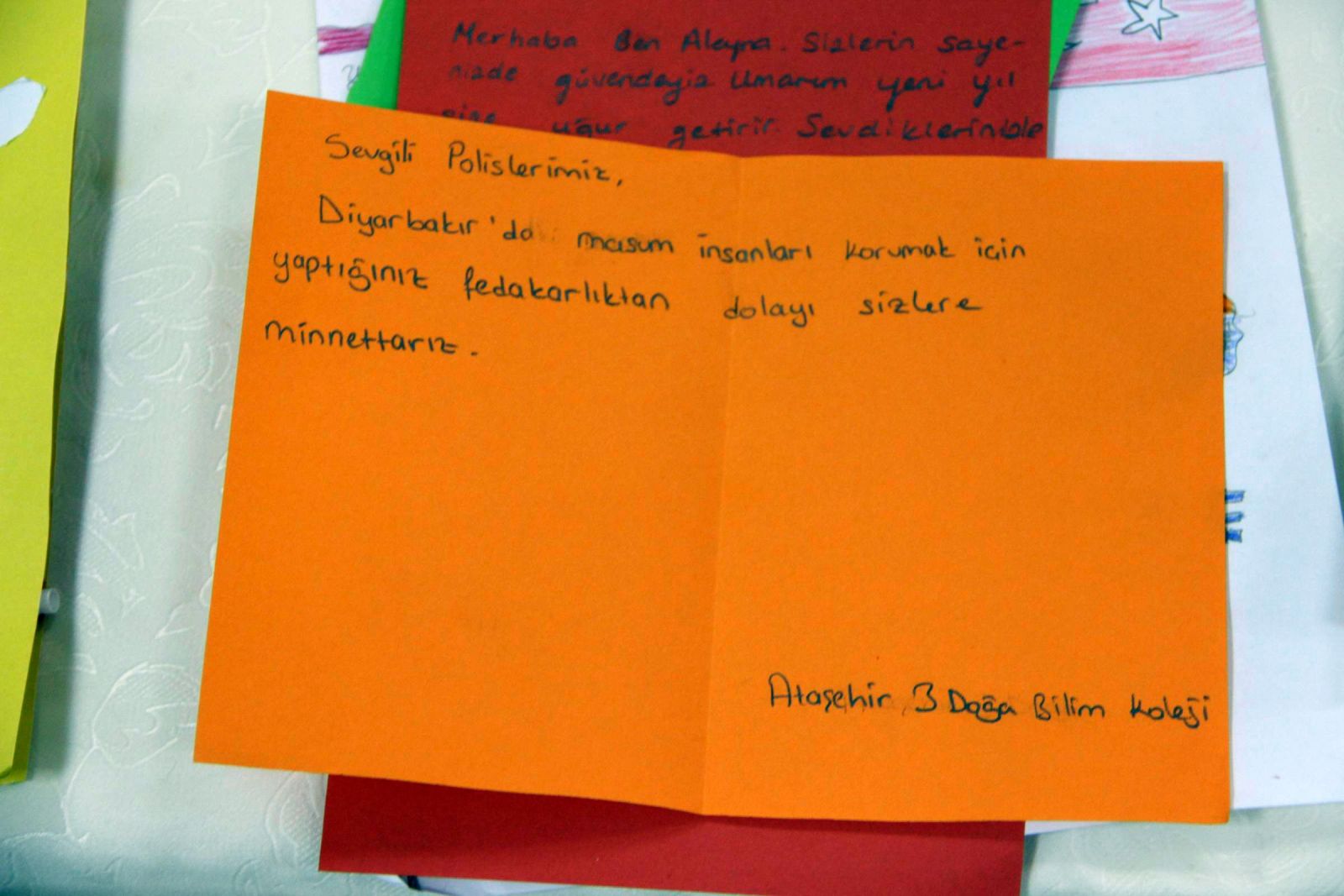 Batıdan asker ve polislere moral mektubu yağdı Batıdan asker ve polislere moral mektubu yağdı