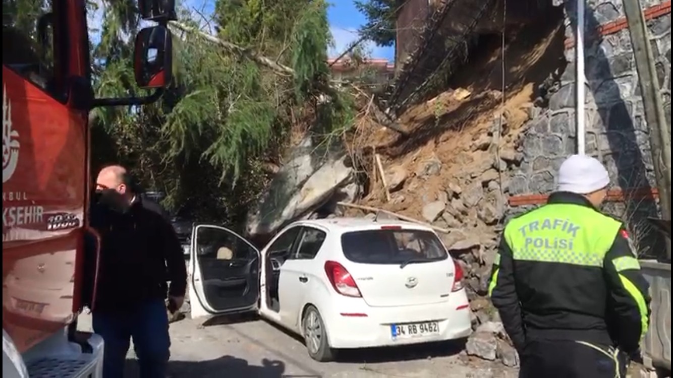 Beykoz’da bir sitenin istinat duvarı yıkıldı