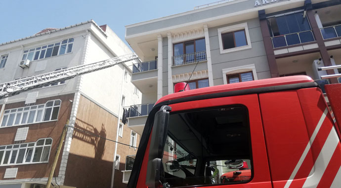 Beylikdüzü'nde anne ve çocuklarını korkutan yangın Beylikdüzü'nde anne ve çocuklarını korkutan yangın