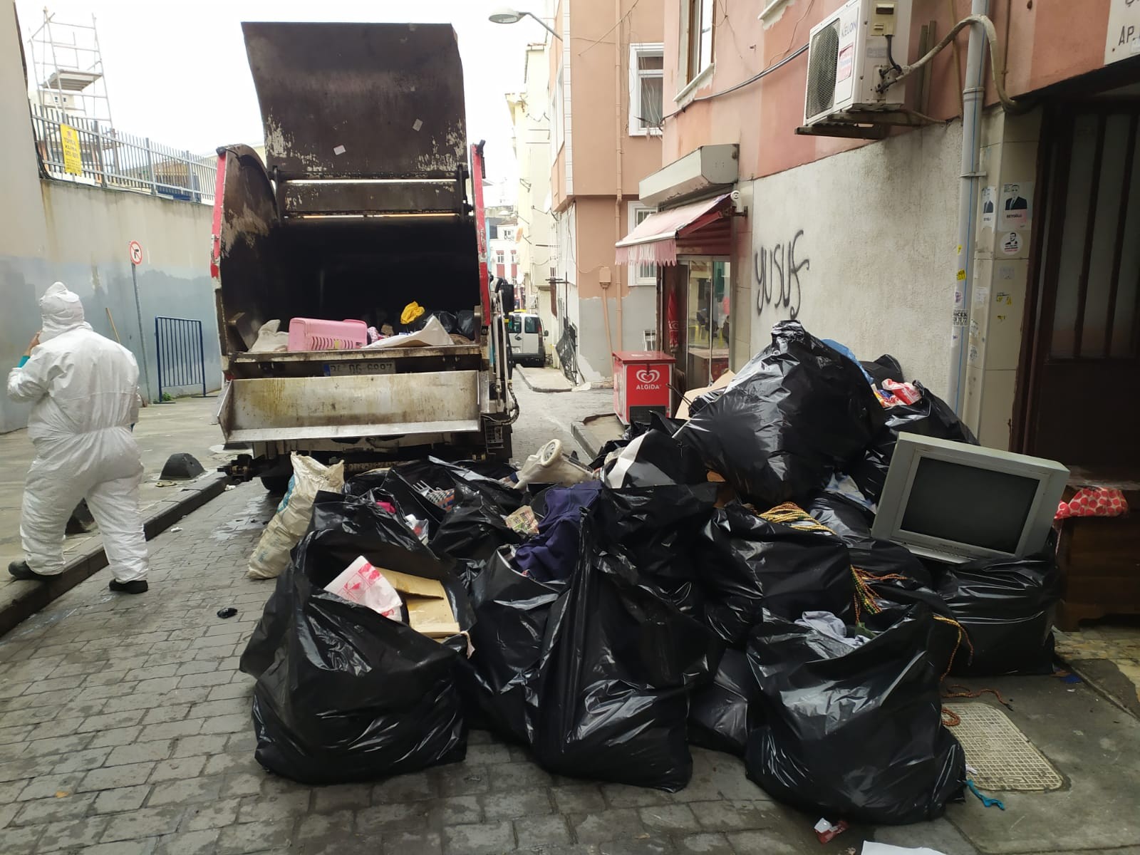 Koku üzerine eve giden belediye ekipleri şoke oldu