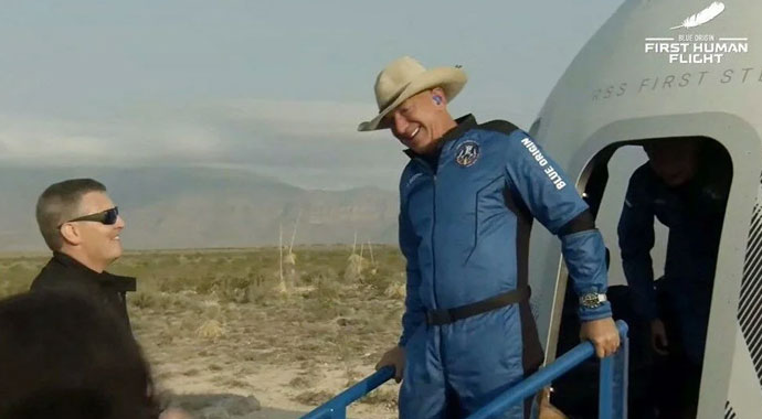 Dünyanın en zengin insanı Jeff Bezos'un uzay yolculuğu gerçekleşti