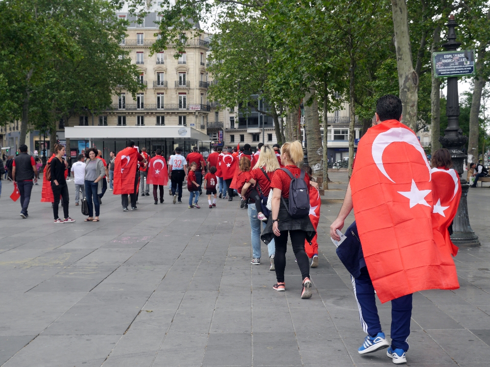 Paris kırmızı beyaz!