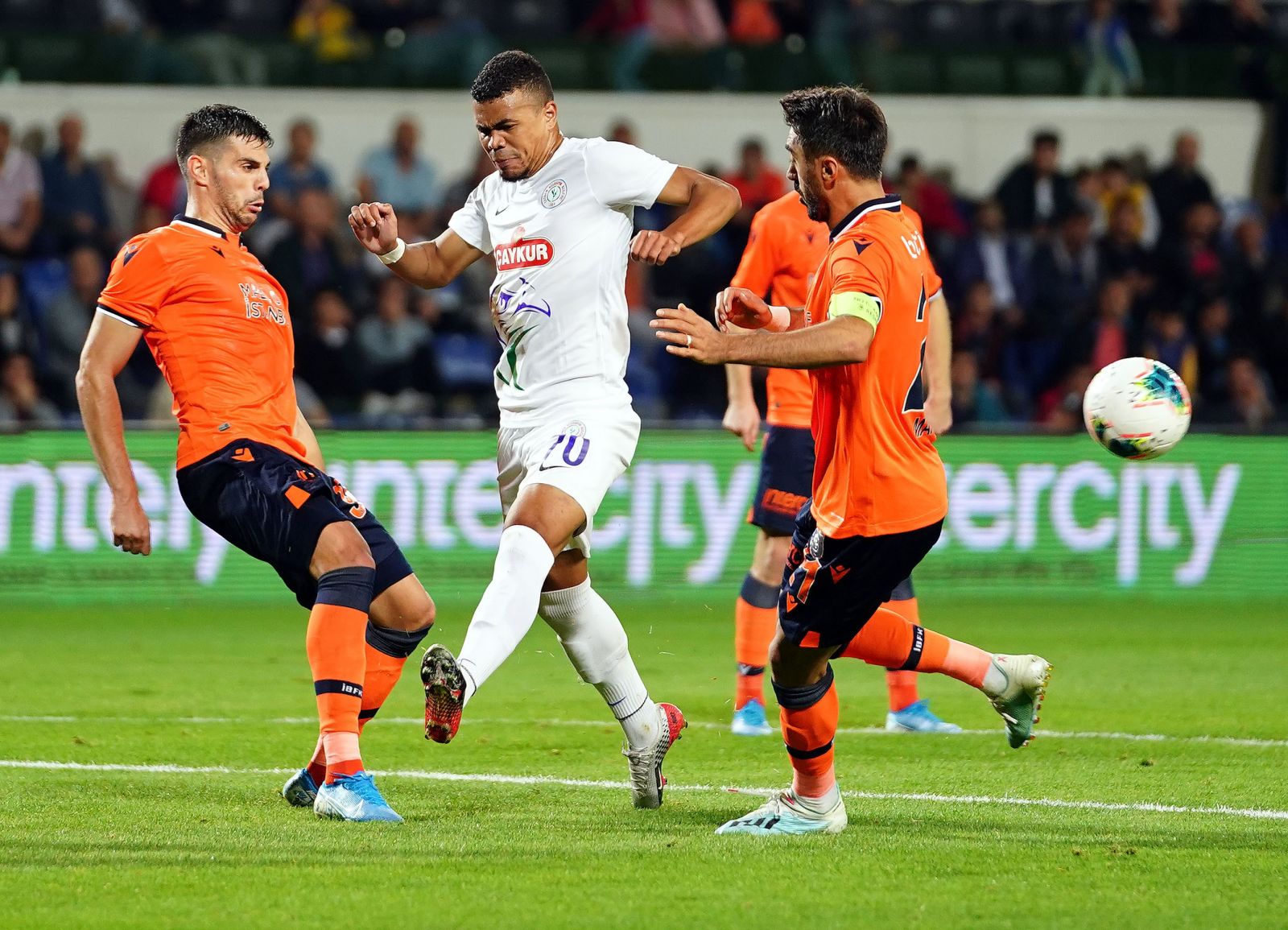 Medipol Başakşehir, Çaykur Rizespor'u 5 golle geçti