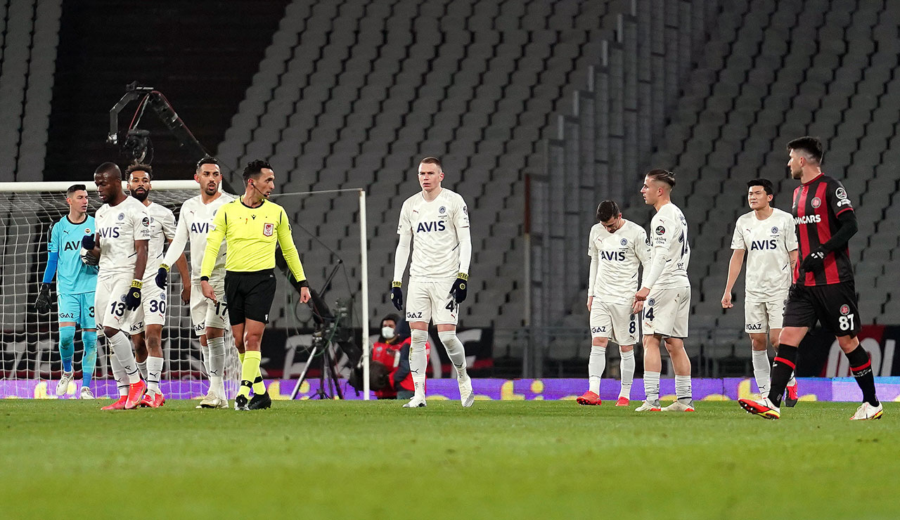 Fenerbahçe'de hoca belirsizliği: Taraftar farklı, yönetim farklı görüşte