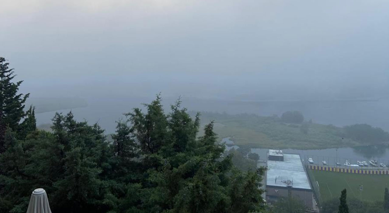 İstanbul'da göz gözü görmedi: Yoğun sis nedeniyle Haliç Köprüsü kayboldu