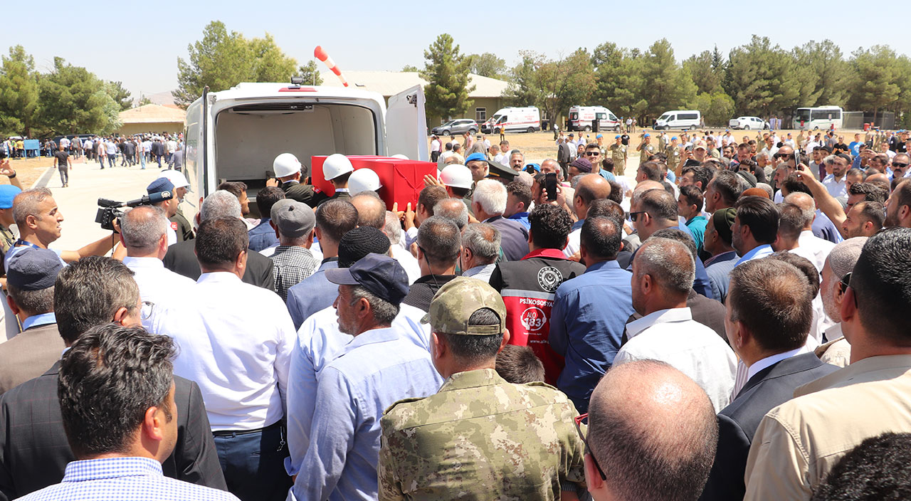 Pençe-Kilit şehidine acı veda! Son yolculuğunda gözyaşları sel oldu