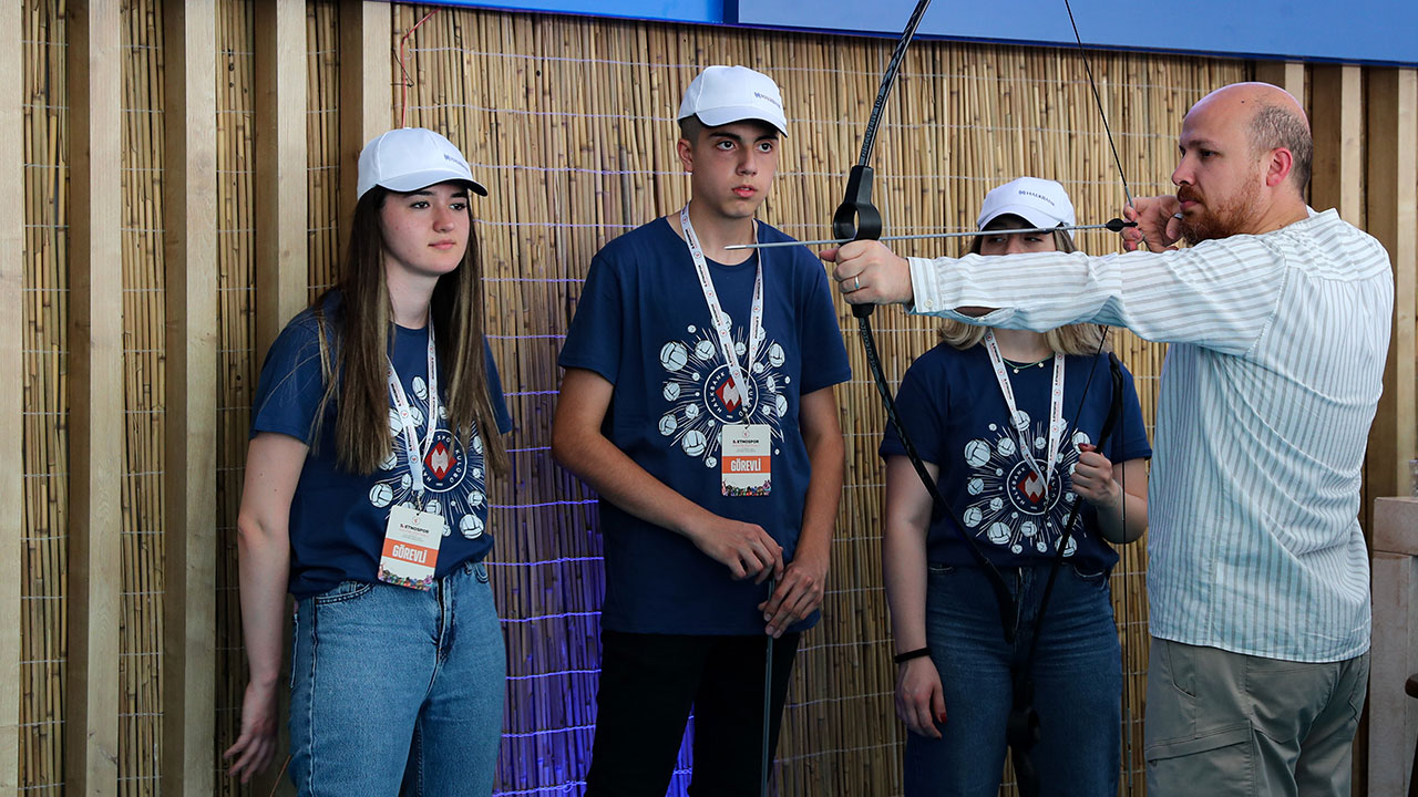 Bilal Erdoğan, sanal gerçeklik gözlüğü ile ok attı