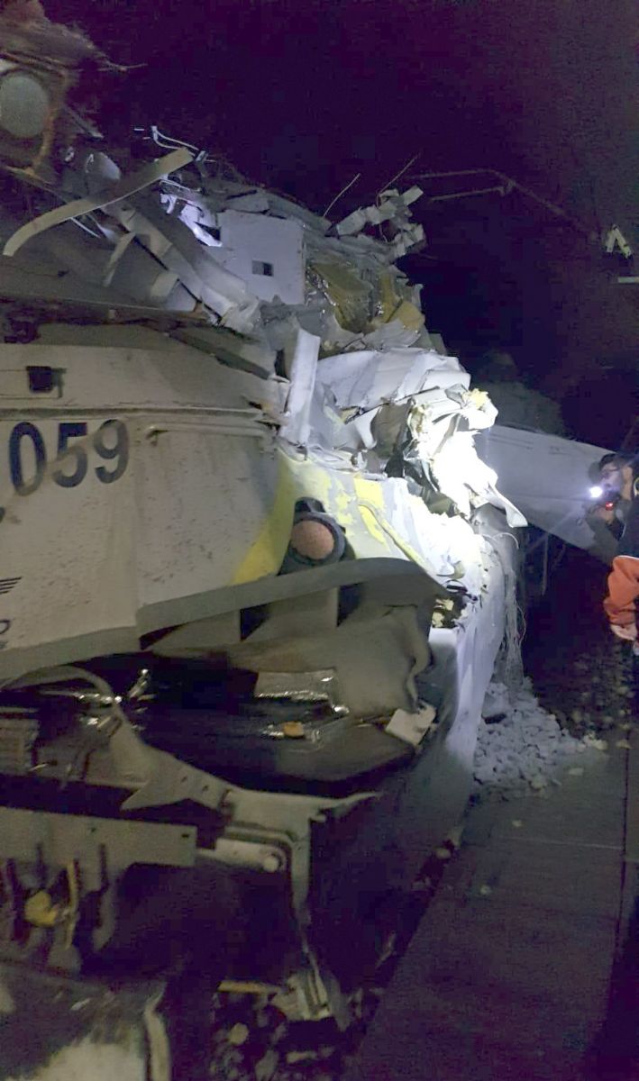 Bilecik'te kılavuz tren tünelde raydan çıktı: 2 makinist hayatını kaybetti