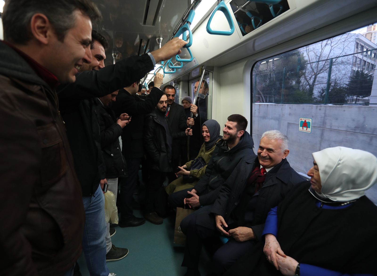 Yıldırım çifti Gebze-Halkalı treninde yolculuk yaptı