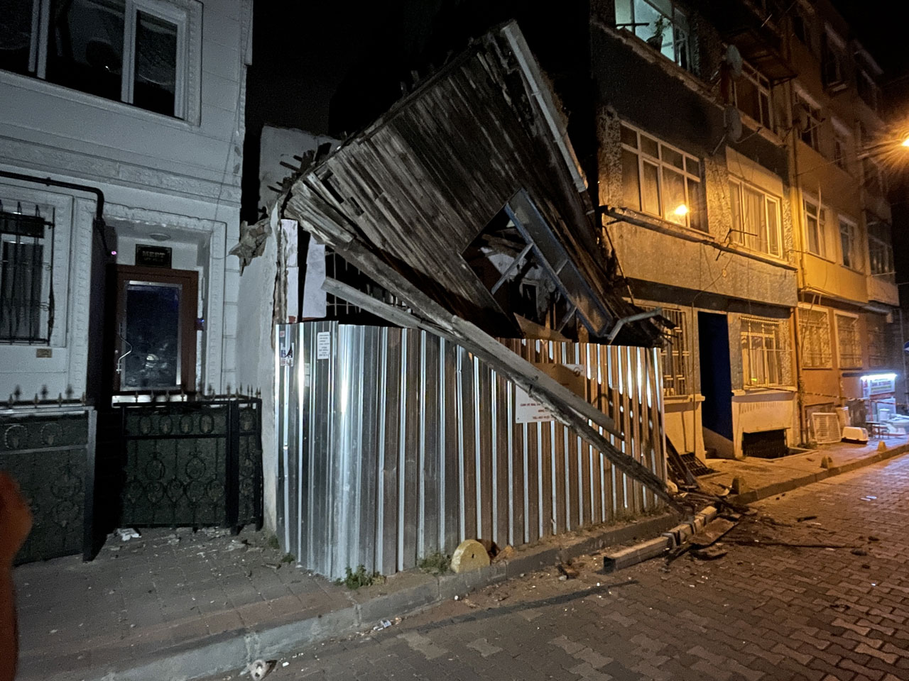 Fatih'te boşaltılan metruk bina çöktü