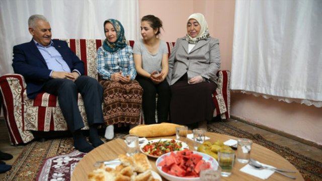 Binali Yıldırım iftar sofrasına konuk oldu