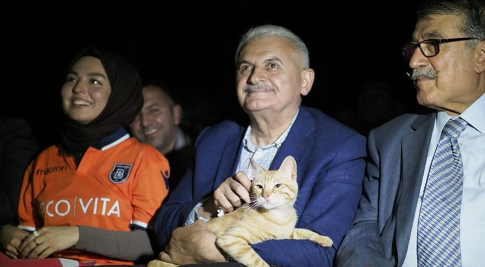 Binali Yıldırım, Türkiye-İzlanda maçını gençlerle birlikte izledi