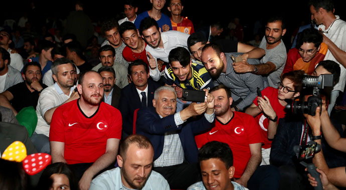 Binali Yıldırım, Türkiye-İzlanda maçını gençlerle birlikte izledi