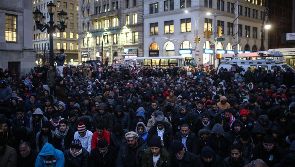 Brooklyn meydanında binler namaza durdu