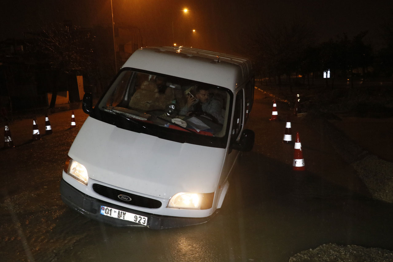 Sağanak nedeniyle yol çöktü, sürücü çukura düştü