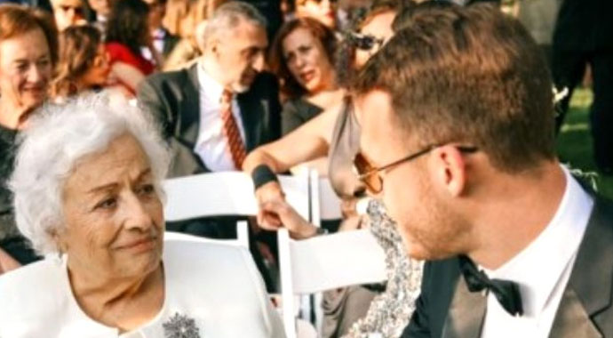 Oyuncu Kerem Bürsin'in babaannesi hayatını kaybetti
