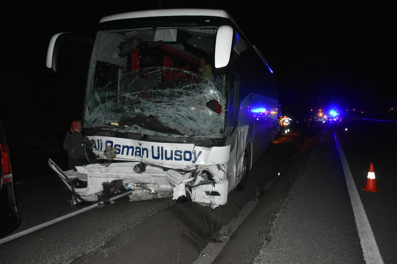 Otobüs ile otomobil kafa kafaya çarpıştı: 2 ölü, 16 yaralı