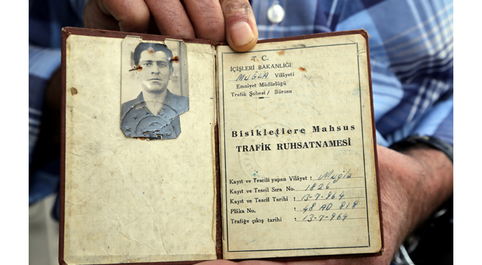 Baba yadigârı ruhsatlı ve plakalı bisiklete gözü gibi bakıyor