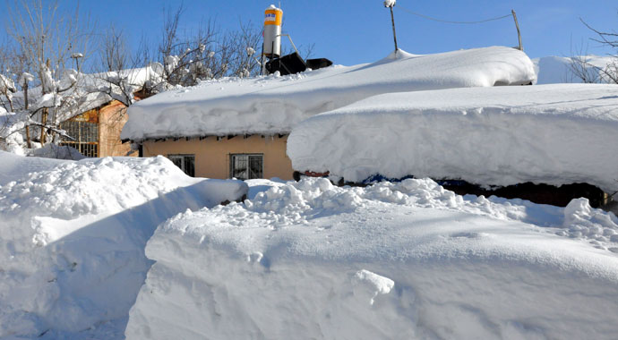 Bitlis'te tek katlı evler kara gömüldü