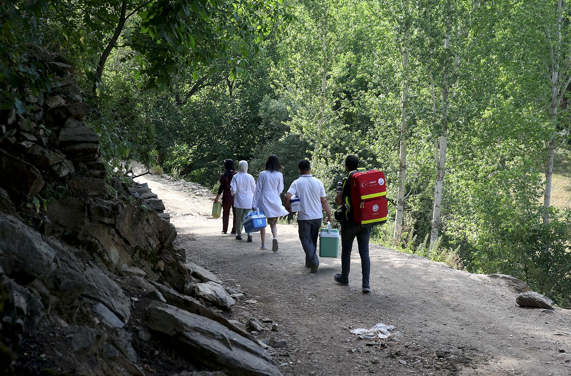 'Kovid-19 savaşçıları' köy köy gezerek vatandaşları aşılıyor