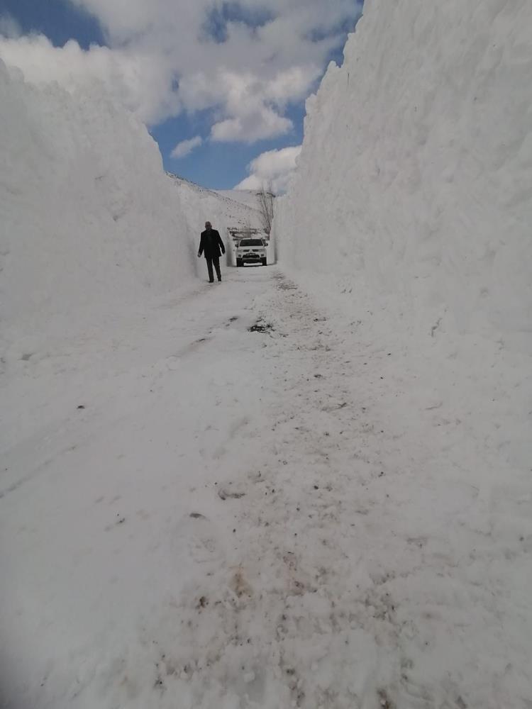 Bitlis'te kar kalığı 8 metreyi buldu