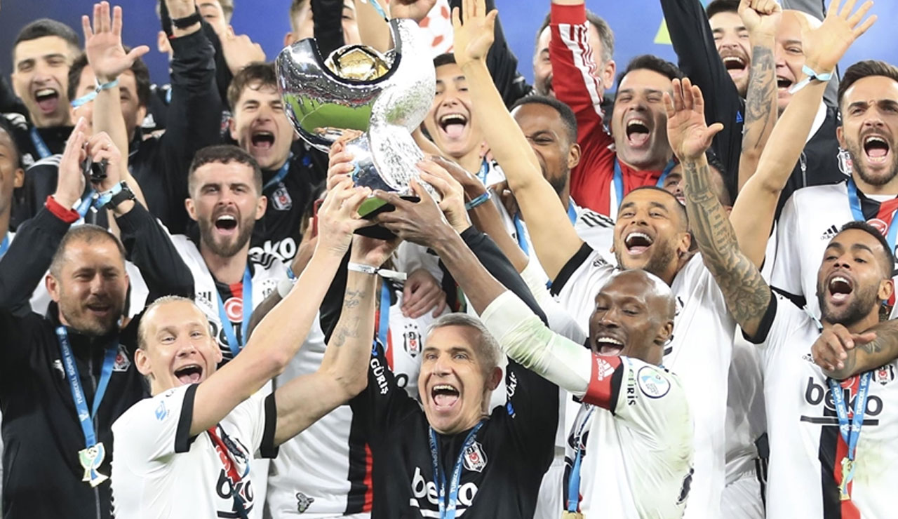 Katar'da Süper Kupa'yı Beşiktaş kaldırdı