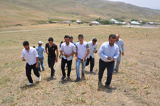 Bayramlaşmak için tepelere çıkıyorlar