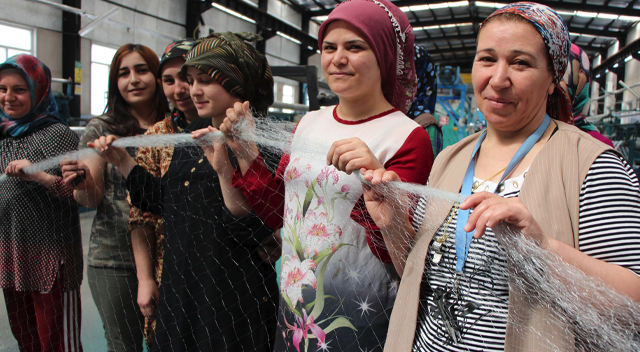 Balık ağlarını kadınlar örüyör