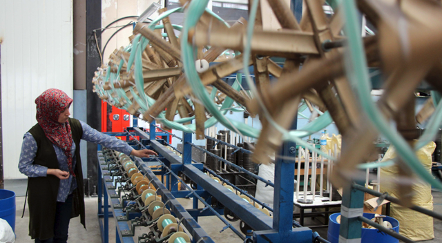 Balık ağlarını kadınlar örüyör