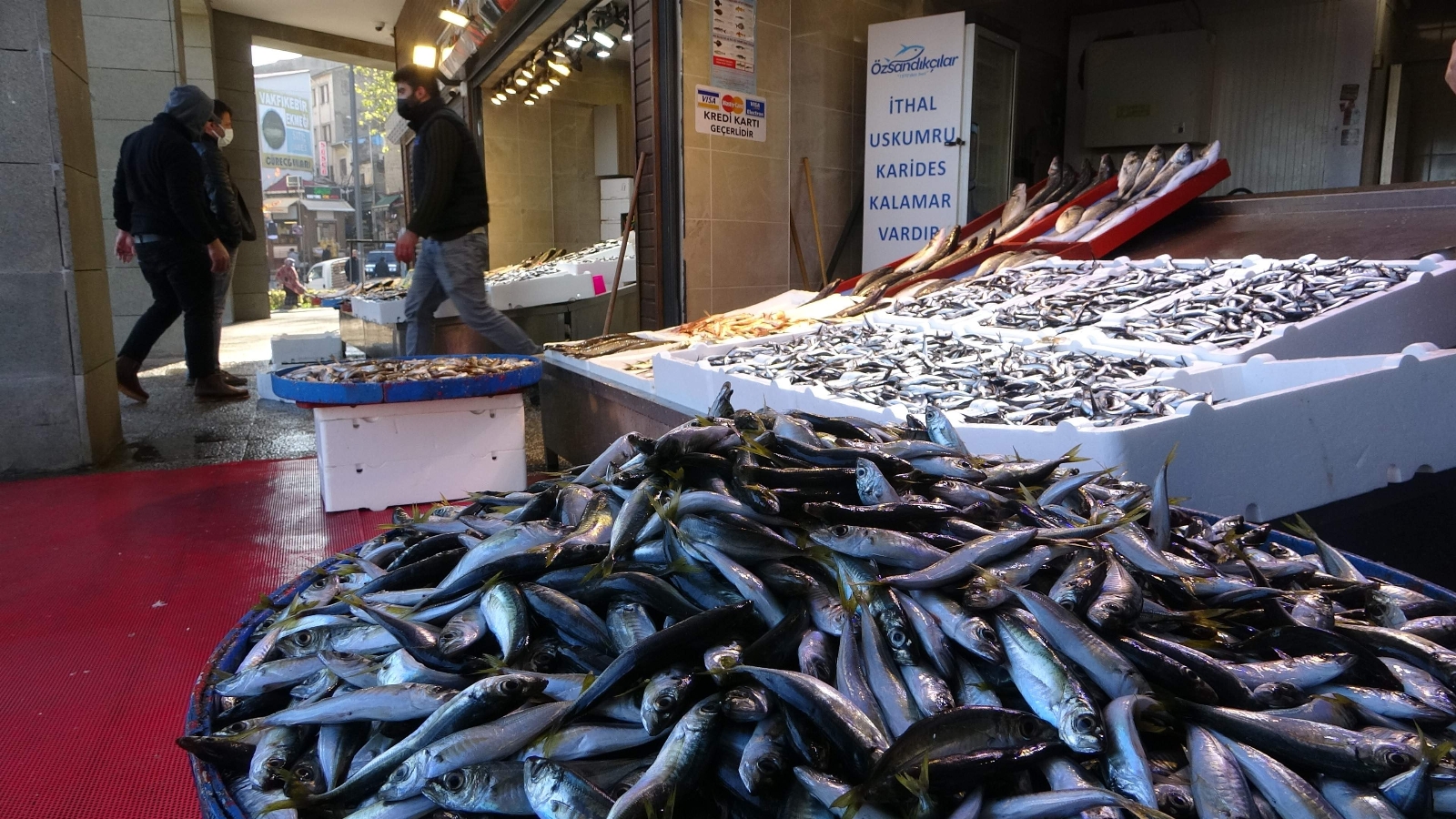 Hamsi fiyatları yükseldi, vatandaşın ilgisi azaldı Hamsi fiyatları yükseldi, vatandaşın ilgisi azaldı