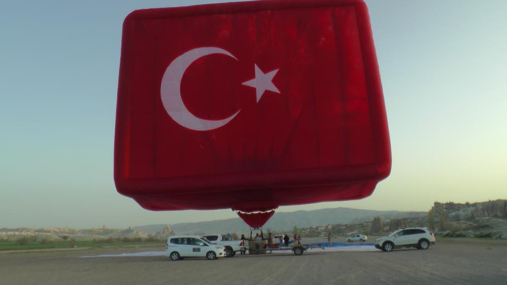 Dünyada bir ilk! En büyük bayrak figürlü balon Kapadokya’da havalandı
