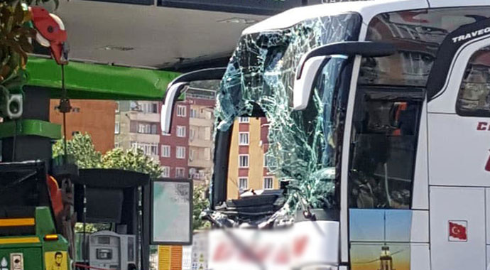 İstanbul'da faciadan dönüldü! Yolcu otobüsü benzinliğe daldı