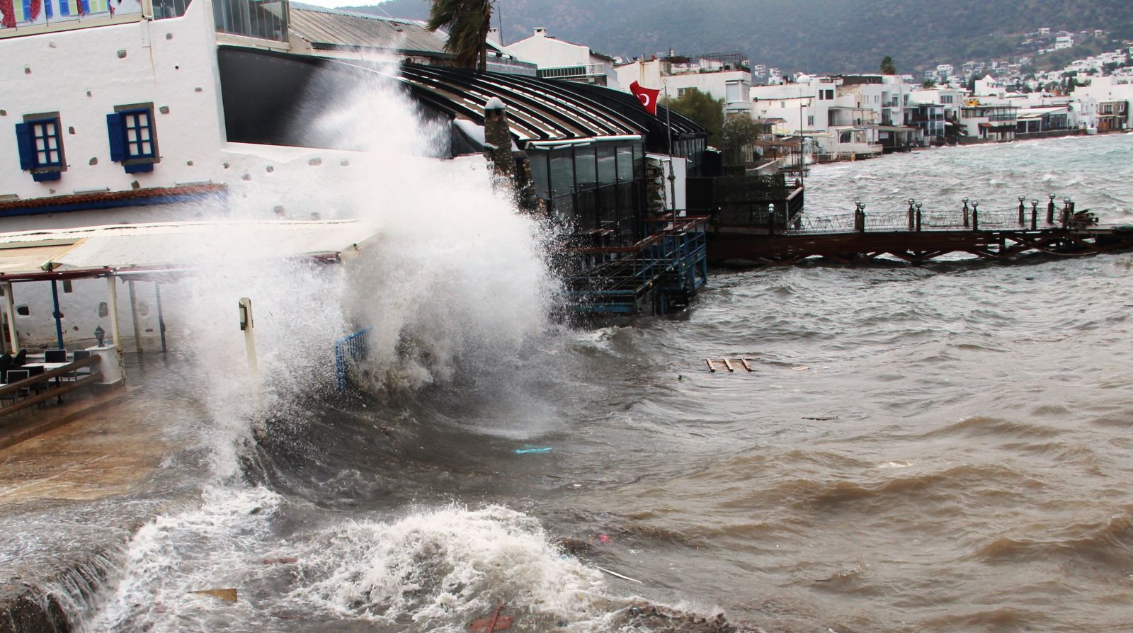 Ege'de fırtına hayatı olumsuz etkiliyor
