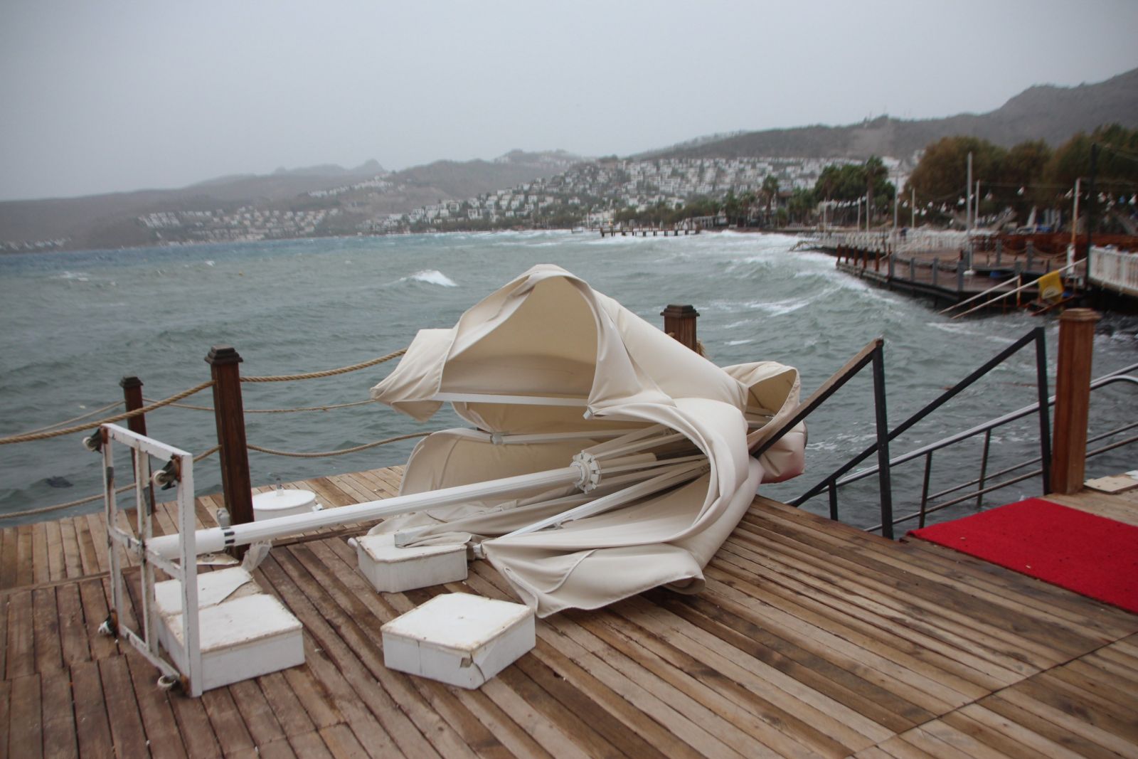 Fırtına İstanbul'u yıktı geçti