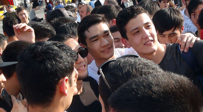 Özbek boksöre Taksim'de yoğun ilgi