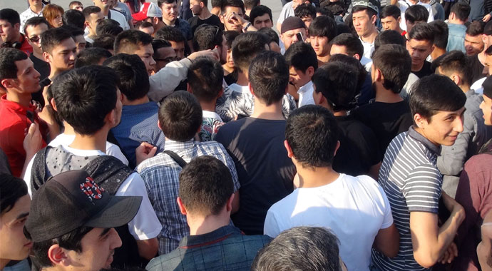 Özbek boksöre Taksim'de yoğun ilgi