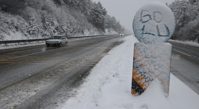 Lapa lapa kar yağdı, karayolları ekipleri seferber oldu