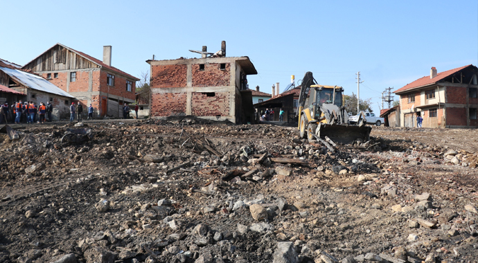 Bolu’da 12 evin yandığı köyde enkaz kaldırma çalışması başladı