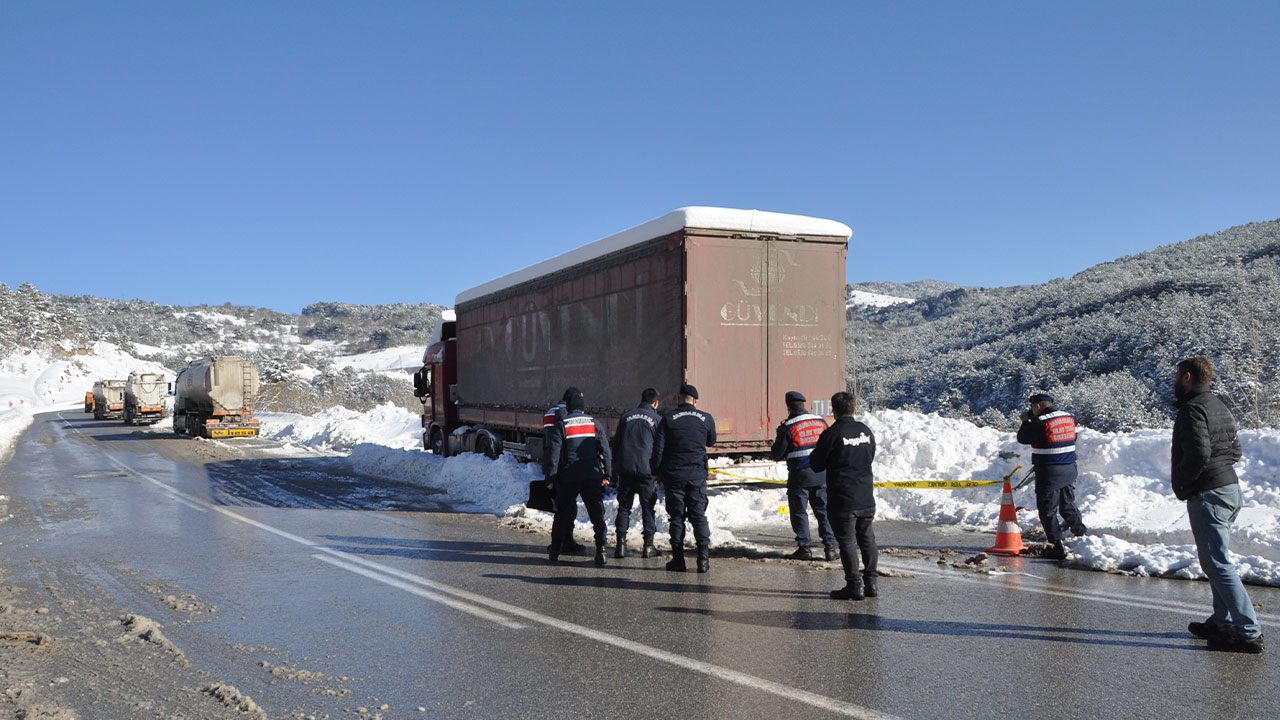 Park ettiği aracı kara saplandı, kurtarmak isterken canından oldu