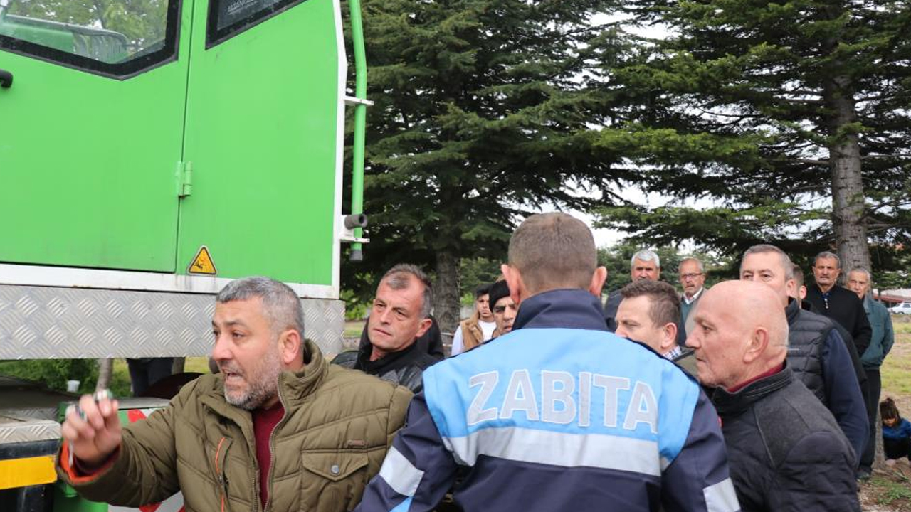 Mezarlıktan yol geçmesin diye iş makinesinin altına yattı!
