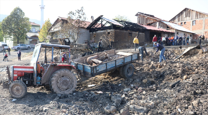 Bolu’da 12 evin yandığı köyde enkaz kaldırma çalışması başladı
