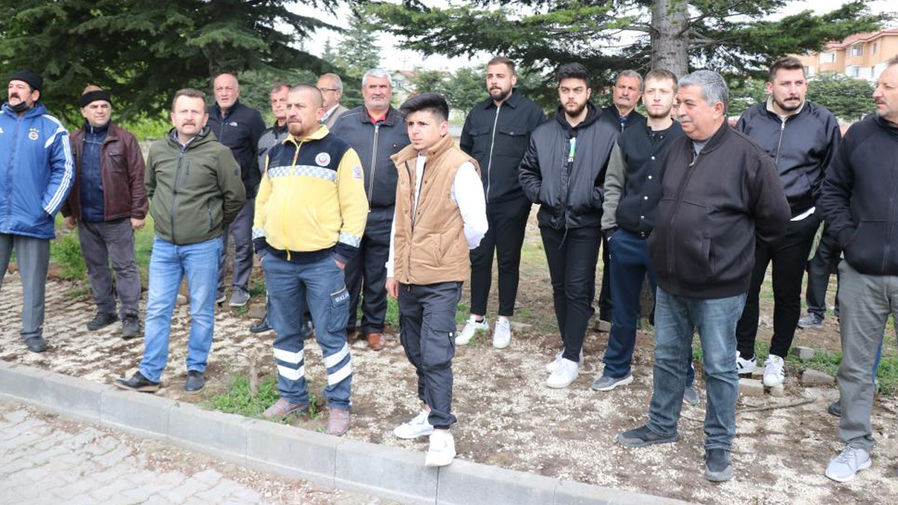 Mezarlıktan yol geçmesin diye iş makinesinin altına yattı!