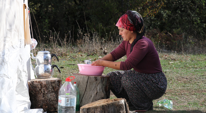 Bolu’da 12 evin yandığı köyde enkaz kaldırma çalışması başladı
