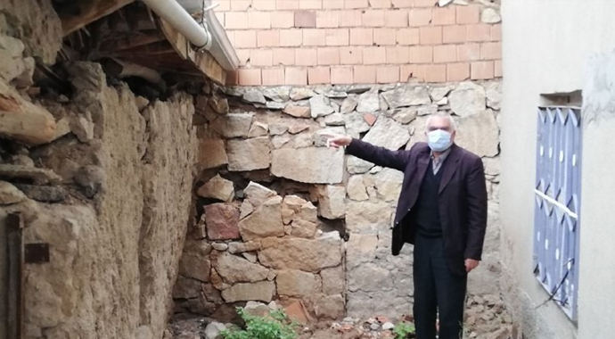 Topraktaki çatlak ve yarıklar yüzünden iki mahalle halkı diken üstünde yaşıyor