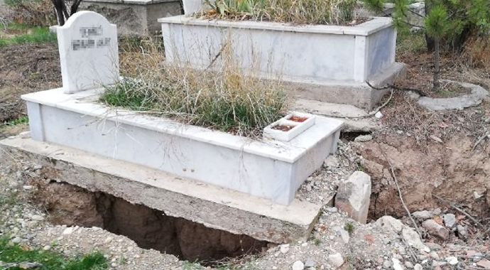 Topraktaki çatlak ve yarıklar yüzünden iki mahalle halkı diken üstünde yaşıyor