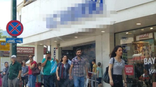 Mağazada 'bomba var' diye bağırdı, müşteriler para ödemeden kaçtı