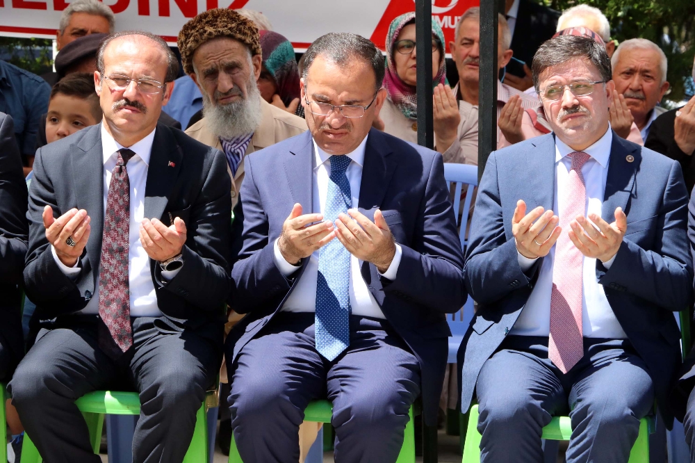 Bozdağ, Türk siyasetçilere yasak koyan Avrupa’yı topa tuttu