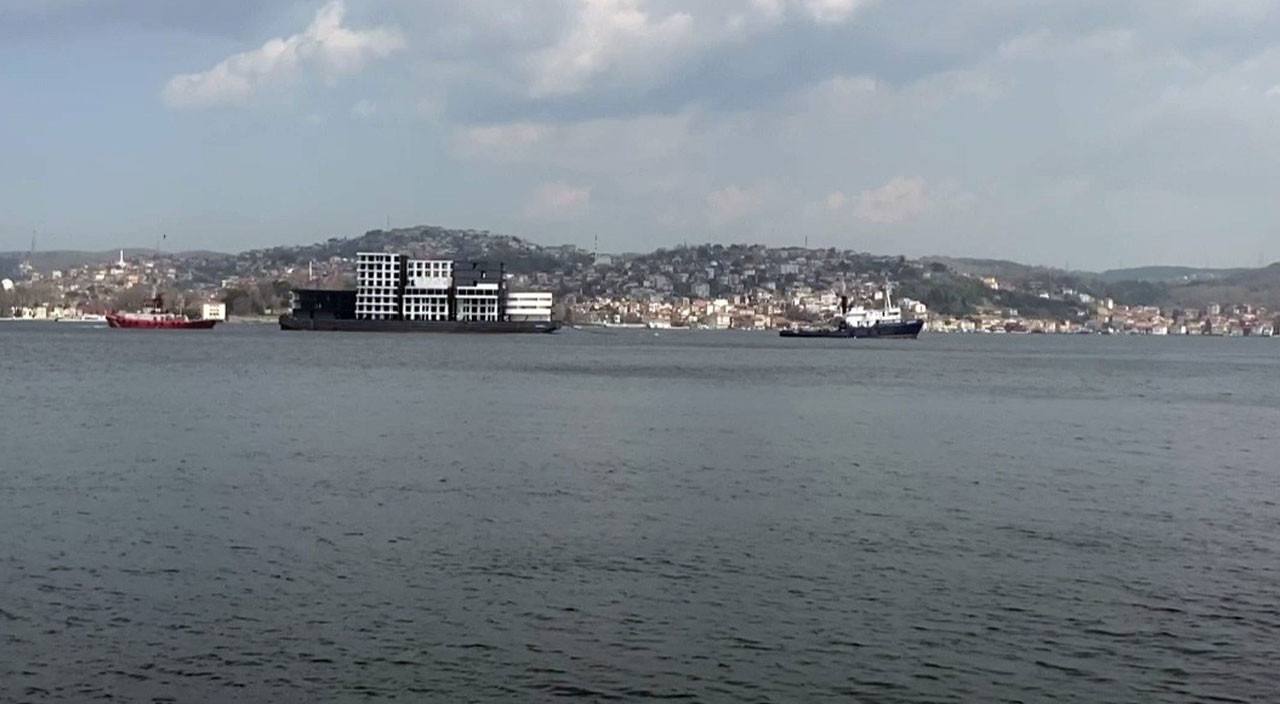 Gören dönüp bir daha baktı! Boğaz'dan 8 katlı 'apartman' geçti