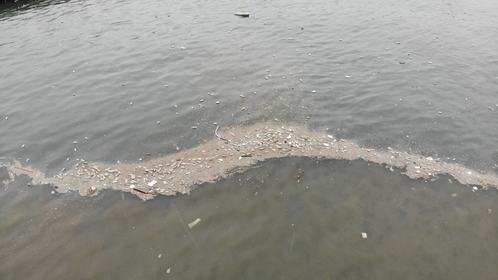 Yağmur sonrası İstanbul Boğazı'nda şok eden görüntü