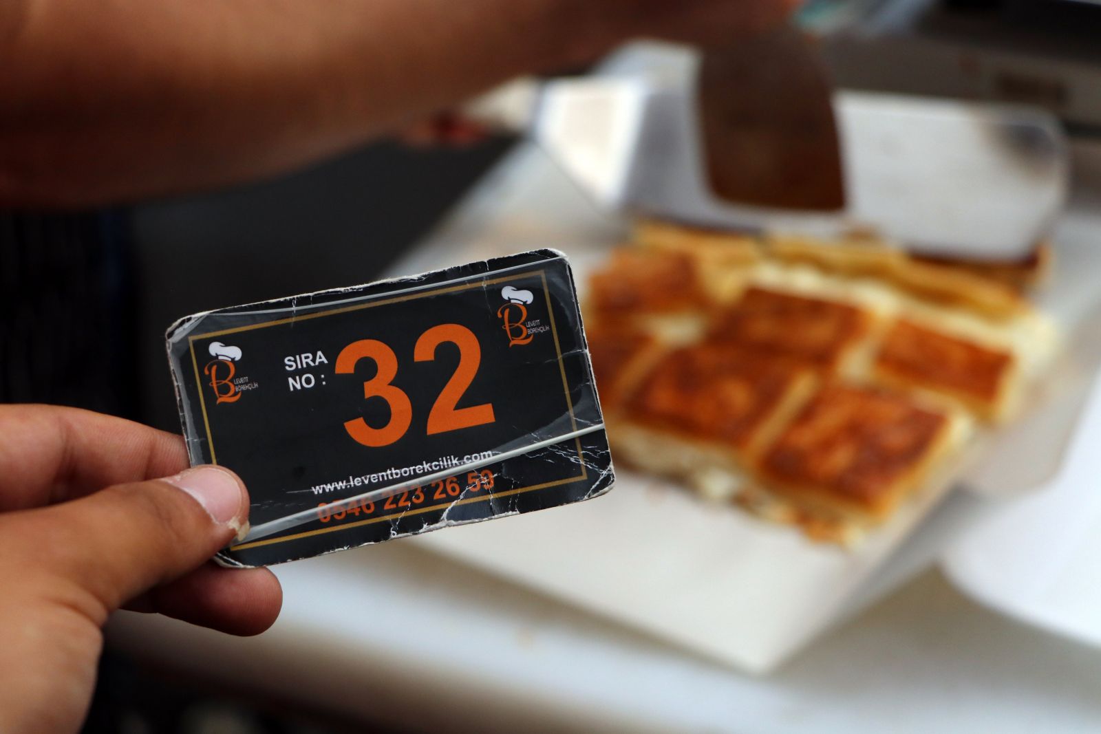 Adana'nın meşhur böreği için sıra numarası alarak kuyrukta bekliyorlar